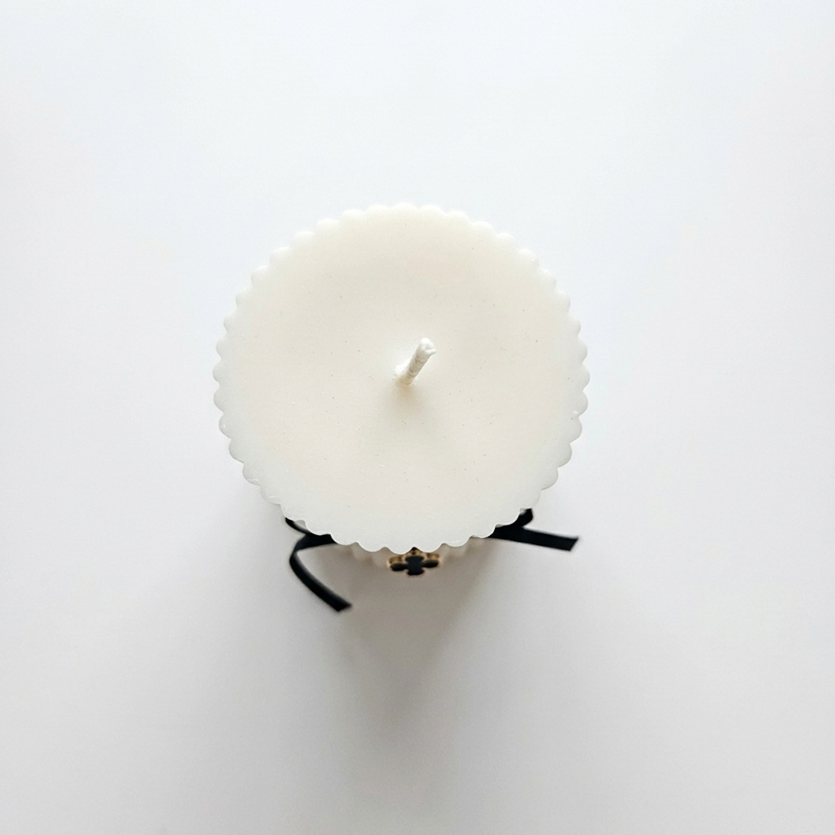 Silhouette Candle - White / Icelandic Coconut